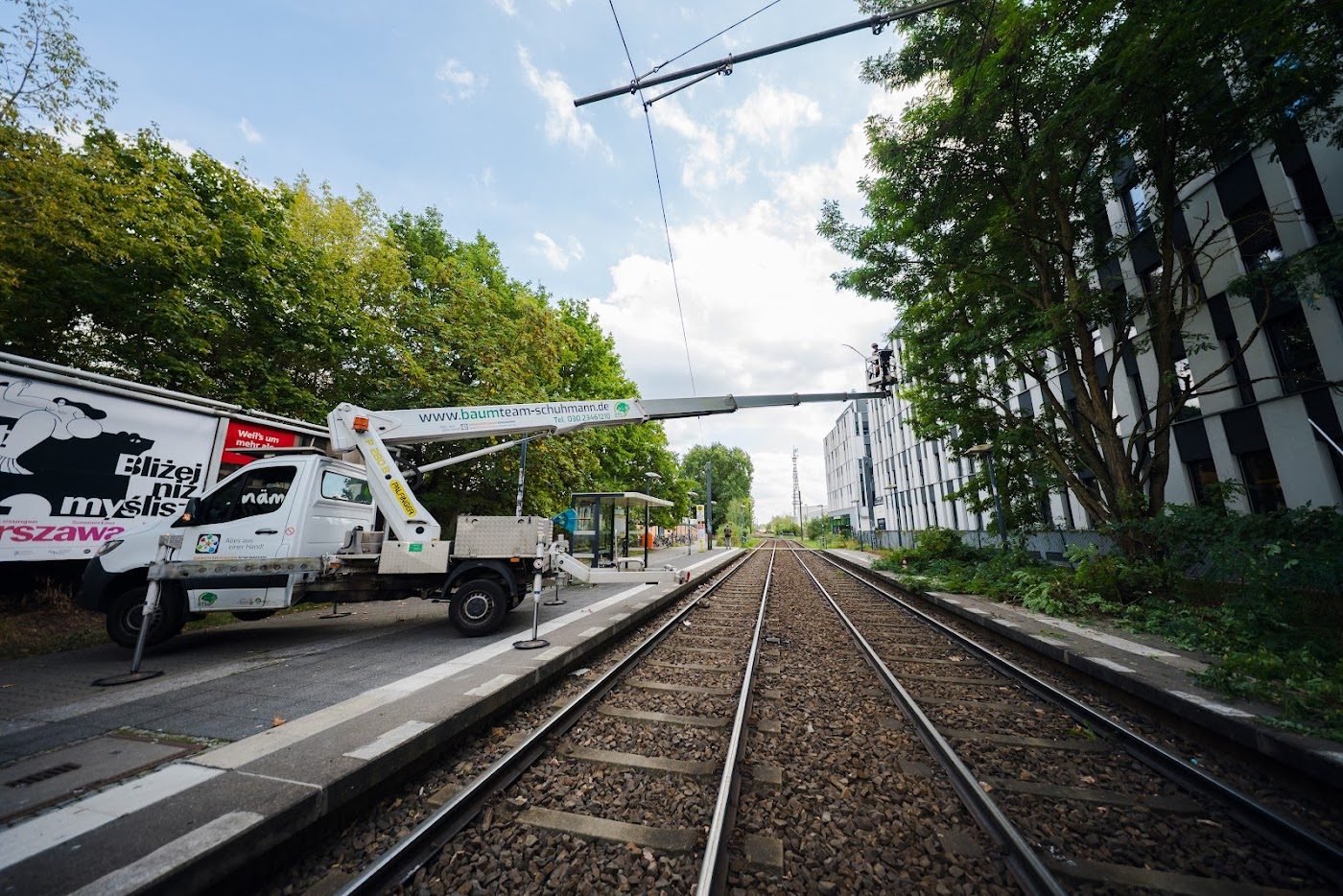 Hubarbeitsbühne des Baumteams Schuhmann an Bahngleisen